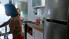 minha amiga largou o boy lixo e pra se vingar fodemos em publico na piscina do predio.