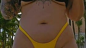 mesmo sabendo que eu sou casada, o cara pediu pra mim puxar a calcinha, mostrou foto do pau e me levou pro banheiro pra chupar