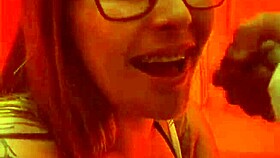 mesmo sabendo que eu sou casada, o cara pediu pra mim puxar a calcinha, mostrou foto do pau e me levou pro banheiro pra chupar