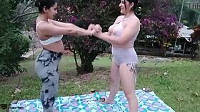 lesbianas cachondas haciendo yoga y lamiendo sus coños