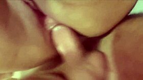 वह कॉफी बनाते समय मुझे सरप्राइज देता है, चूत चाटता है