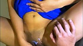 La Estudiante de Intercambio Se Quedó en el Apartamento de Su Tutor Masculino y Sintió Una Atracción Prohibida