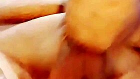 me saco el semen mientras me masturbo solo en casa