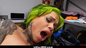 The Milf Shoplifter Need To Convince The Officer To Let Her Go - Liftermilf