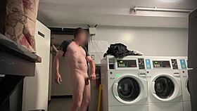 i flash my bodybuilder ass in public while stroking