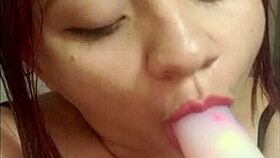 hermosa jovencita de bello rostro y lindos labios enseña como chupar polla