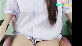 omg, high school girl uses dildo on pussy until squirting 😍