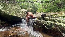 Casal pervertido flagrado fodendo na trilha da cachoeira