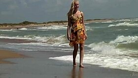 अरे, क्या तुमने गॉर्जस टीन 18+ Agnes को समंदर में नंगी नहाते हुए देखा?