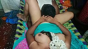 इंडियन वाइफ अपने हसबैंड के फ्रेंड के साथ आउटडोर्स चैट करती है