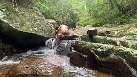 Casal pervertido flagrado fodendo na trilha da cachoeira