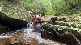 Casal pervertido flagrado fodendo na trilha da cachoeira