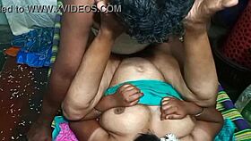 इंडियन वाइफ अपने हसबैंड के फ्रेंड के साथ आउटडोर्स चैट करती है