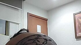 montando a mi hombre con pasión. esta shemale mexicana sabe cómo hacerlo.