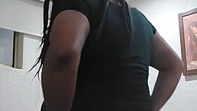 montando a mi hombre con pasión. esta shemale mexicana sabe cómo hacerlo.