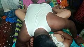 इंडियन वाइफ अपने हसबैंड के फ्रेंड के साथ आउटडोर्स चैट करती है