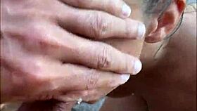 A sexy model pública gives a blowjob on the beach