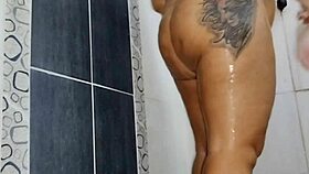 Chica Gordita Masturba no Banheiro com Chorro e Final Feliz