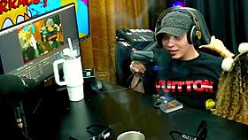 A novinha safada levantou e mostrou o cuzinho ainda piscou na c�mera bem gostoso para voc�s oque ela merece - bruna lambertini & isa moura