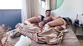 um trisal diferente como nunca vc viu enrabando minha amiga e uma dama de pau