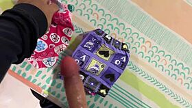 Padrastro pervertido frota calzoncitos de hijastra en su verga. Termina follandola duro con monster cock until he finishes.