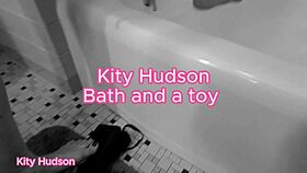 Solo Girl Masturbates Softly With Cute Ass