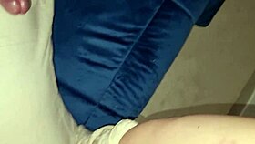 A mio fratello piace essere spiato mentre si scopa il letto con gemiti intensi