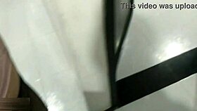 दुबली लातीना सौतेले माता-पिता के बिस्तर पर जोर से चोदी जाती है