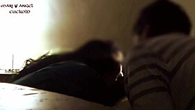 humillando al cornudo con su esposa latina en misionero profundo