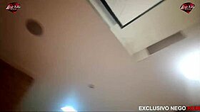 essa magrinha sofre com meu pau enorme 23 cm forçando entrada 😩