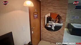 essa magrinha sofre com meu pau enorme 23 cm forçando entrada 😩