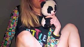 I, Bonneyuwu, masturbatin' with dildo in pajamas, oh god.