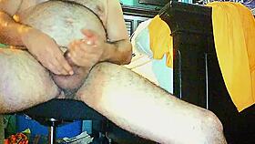 Curvy babe flashing and masturbating big cock 😍