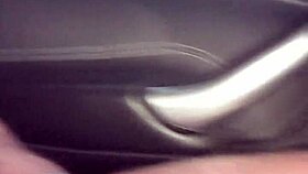 je me branle dans la voiture sur un parking public avec un gros monstre de bite