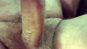 je me branle dans la voiture sur un parking public avec un gros monstre de bite