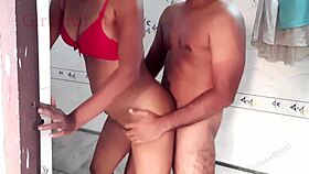 अरे नेबर, हमारे साथ आउटडोर बाथरूम फन में जॉइन करना चाहोगे इस इंडियन लड़की के साथ?