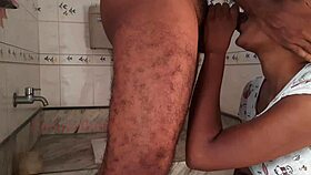 अरे नेबर, हमारे साथ आउटडोर बाथरूम फन में जॉइन करना चाहोगे इस इंडियन लड़की के साथ?