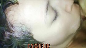 Depois de comer meu cu gozou toda aquela porra quentinha na minha boca - completo no cassiflix