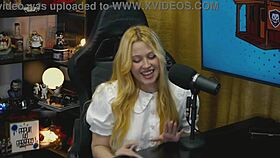 A branquinha da Viamms bent over on podcast table showing tiny panties and hot pussy so horny - Pépum no Barraco 🔥