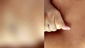 la encuentro viendo porno y me hace paja con tetas en el dormitorio