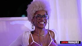 Morena peluda offers ass and pussy in the hair 😘