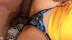 फ्रेंच एमेच्योर येलो सेटिन नाइटी ब्लू थॉन्ग पैंटी रबिंग डॉगीस्टाइल डीपथ्रोट रिमिंग