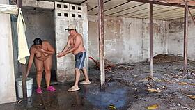 Mi madrastra me descubre viéndola cuando se ducha al aire libre