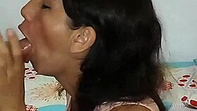 le chupe bien delicioso la verga de mi vecino casado estaba muy jugosa