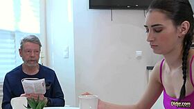 दादा डॉगीस्टाइल के बाद युवा 18+ फूली हुई टिट्स पर बोता है