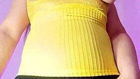 लैटिना लेगिंग्स वाली रंडी बीवी सौतेले बेटे के लिए गंदी चुदाई रिकॉर्ड करती है