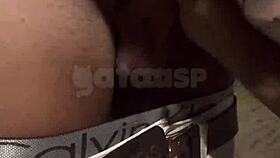 casada conhece dois novinhos na balada apronta na frente do corno leva eles embora pro carro e depois fode na rua completo red