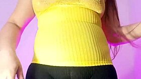 लैटिना लेगिंग्स वाली रंडी बीवी सौतेले बेटे के लिए गंदी चुदाई रिकॉर्ड करती है