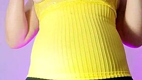 लैटिना लेगिंग्स वाली रंडी बीवी सौतेले बेटे के लिए गंदी चुदाई रिकॉर्ड करती है