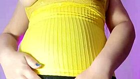 लैटिना लेगिंग्स वाली रंडी बीवी सौतेले बेटे के लिए गंदी चुदाई रिकॉर्ड करती है